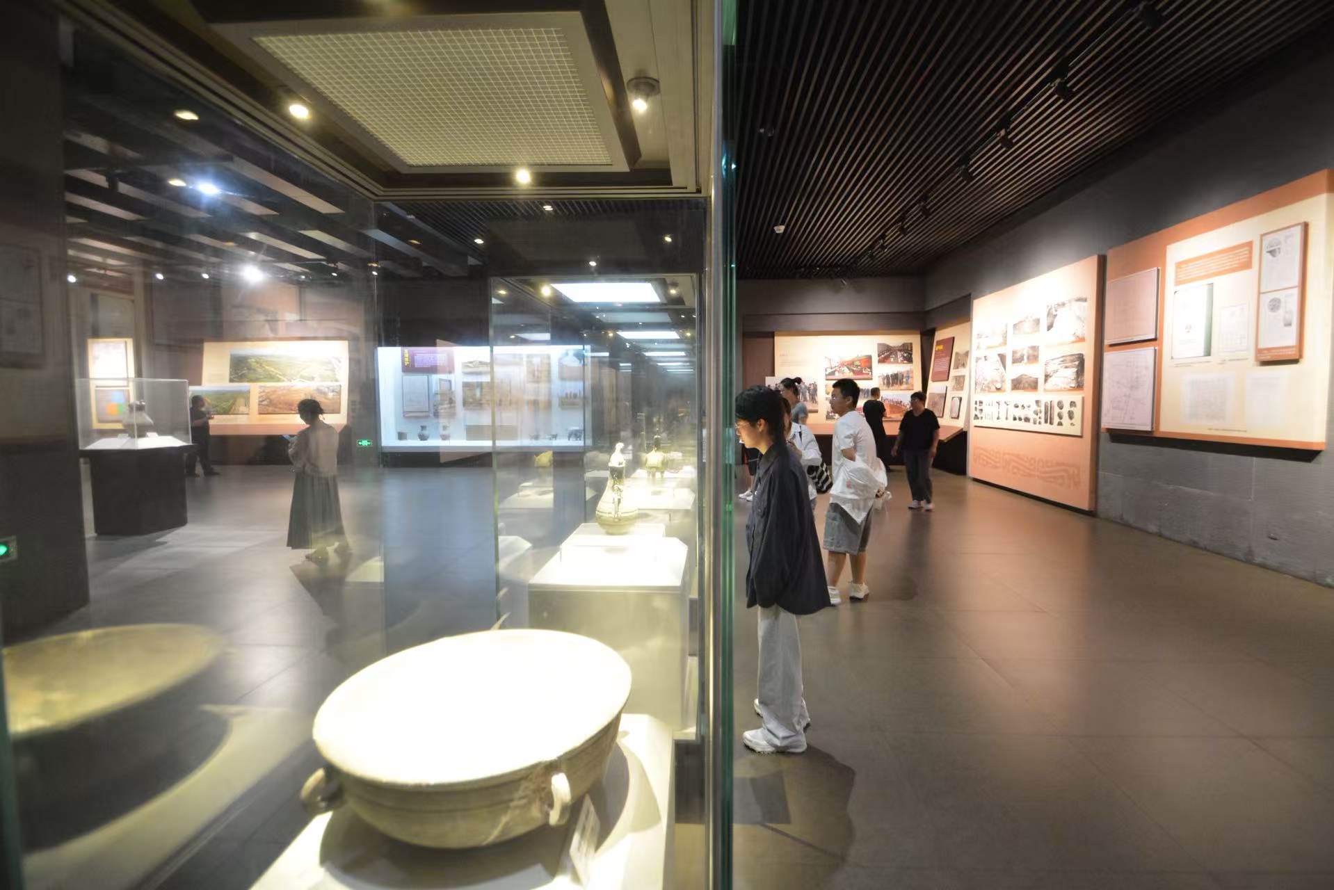 游客在邯鄲市邯山區趙王城遺址博物館參觀。李昊攝