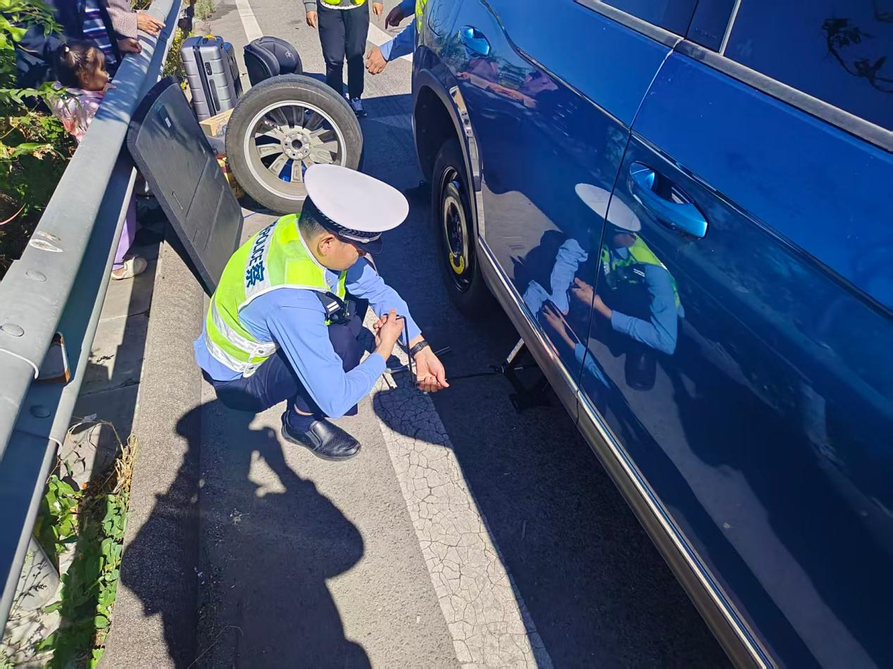 高速交警幫助爆胎車輛更換輪胎。河北省公安廳交通管理局供圖