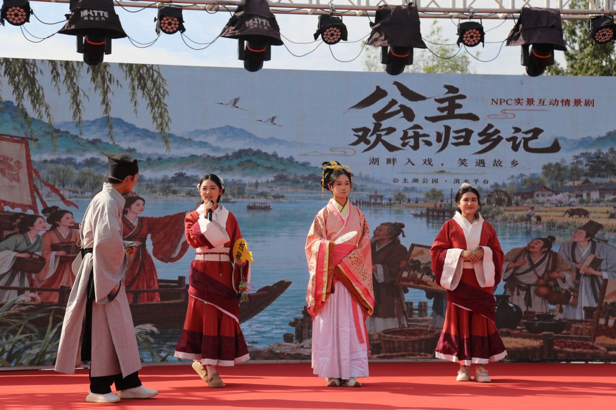 喜劇實景小劇《公主湖爆笑擇夫記》活動現場。郭江鵬攝