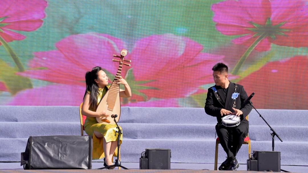10月1日，中央民族樂團《跟著民歌去旅行》專場演出在磁縣鼓樓廣場上演。磁縣縣委宣傳部供圖