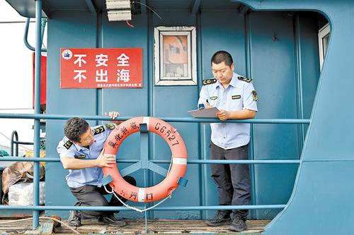 9月29日，在秦皇島市海港區卸糧口漁港，秦皇島市海洋和漁業局海港分局工作人員在碼頭進行安全巡查。本報記者 孫也達攝