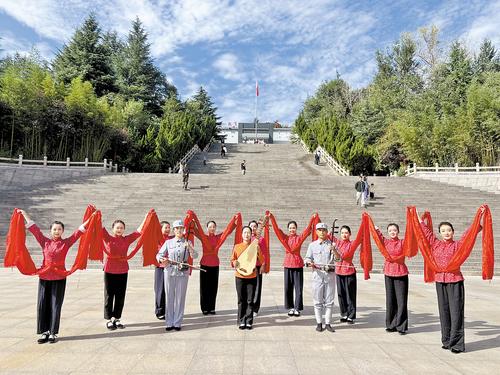 10月1日，八路軍一二九師紀念館演職人員為表演喜慶秧歌作准備。高玉龍攝