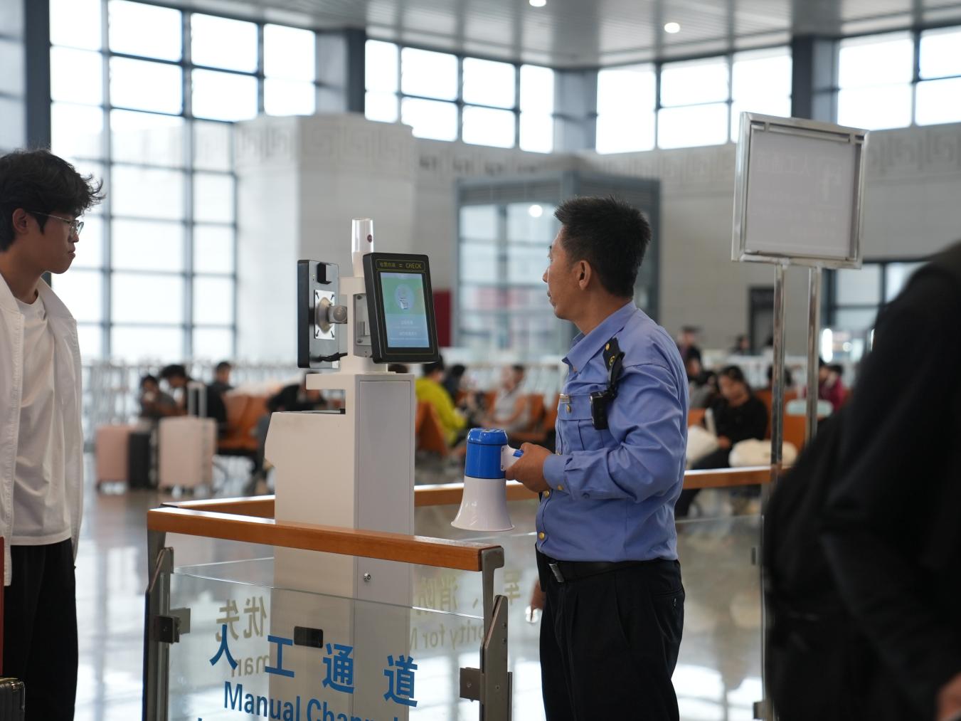 滄州站工作人員在檢票口核對乘車人信息。劉友輝攝