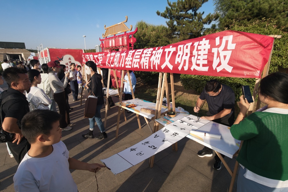 邯山區文聯組織的書畫名家在即興創作。薛萬濤攝