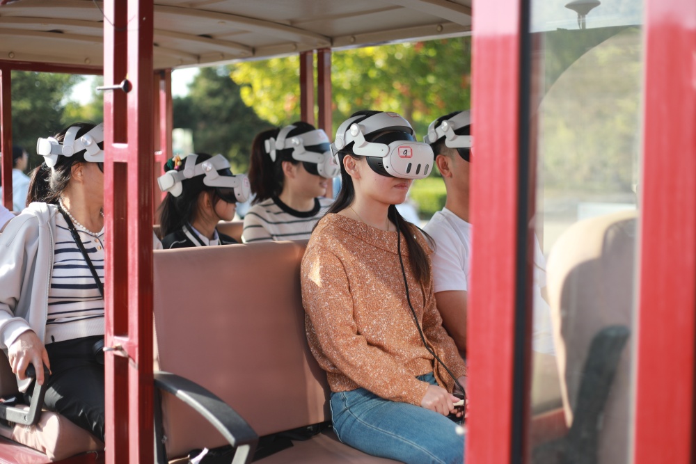 游客佩戴設備乘坐無人駕駛觀光車進行“科技探王城”游覽。李昊攝