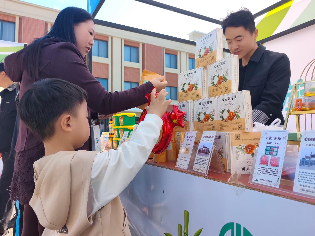 市民們正在展位前挑選成安特色產品。王學燕攝