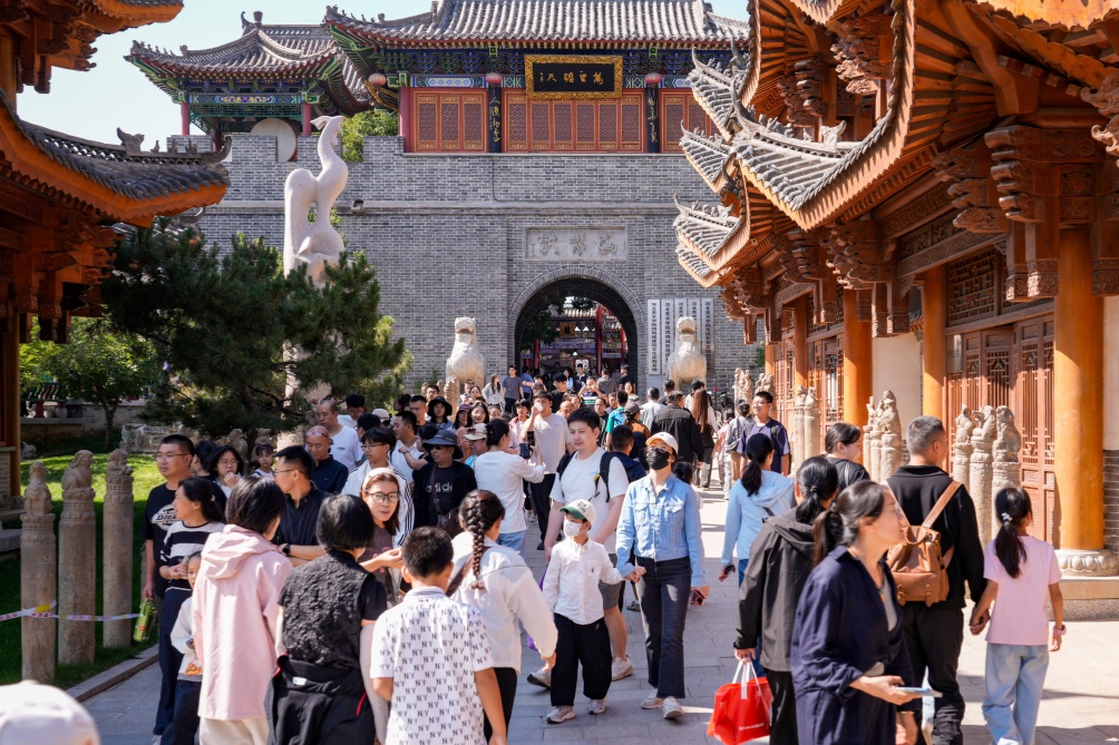 游客在河北美術學院參觀。尚益冉攝