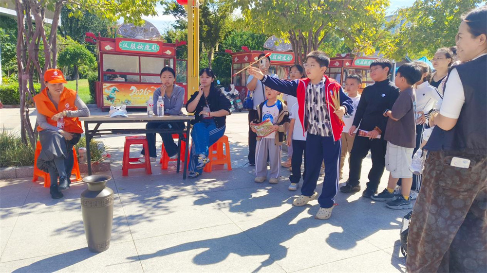國慶假期，游客在館陶縣公主湖濕地公園玩游戲。郝立翠攝