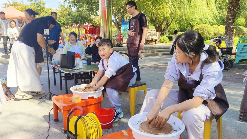 國慶假期游客在館陶縣公主湖濕地公園體驗非遺。郝立翠攝