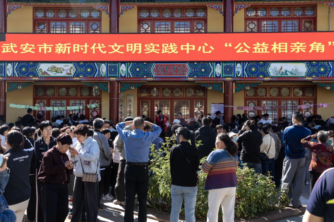 武安市公益相親角火爆現場。李樹鋒攝