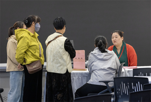 武安市公益相親角紅娘開展婚戀咨詢指導服務。李樹鋒攝