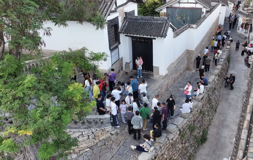 游客在八路軍一二九師司令部舊址門前拍照。康金攝