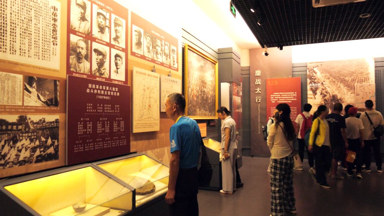 游客在涉縣八路軍一二九師紀念館內參觀康金攝。