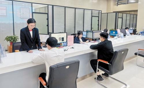 近日，正定县政务服务中心企业全生命周期服务区内，工作人员正在为企业办理相关业务。正定县政务服务中心供图