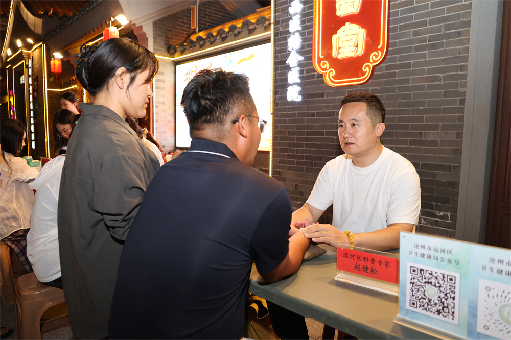 中医专家在集市上为市民和游客把脉。杨洋摄