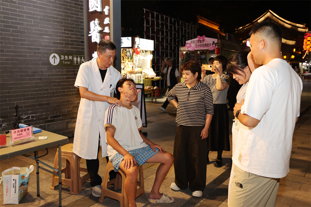 理疗师现场示范推拿保健手法。杨洋摄