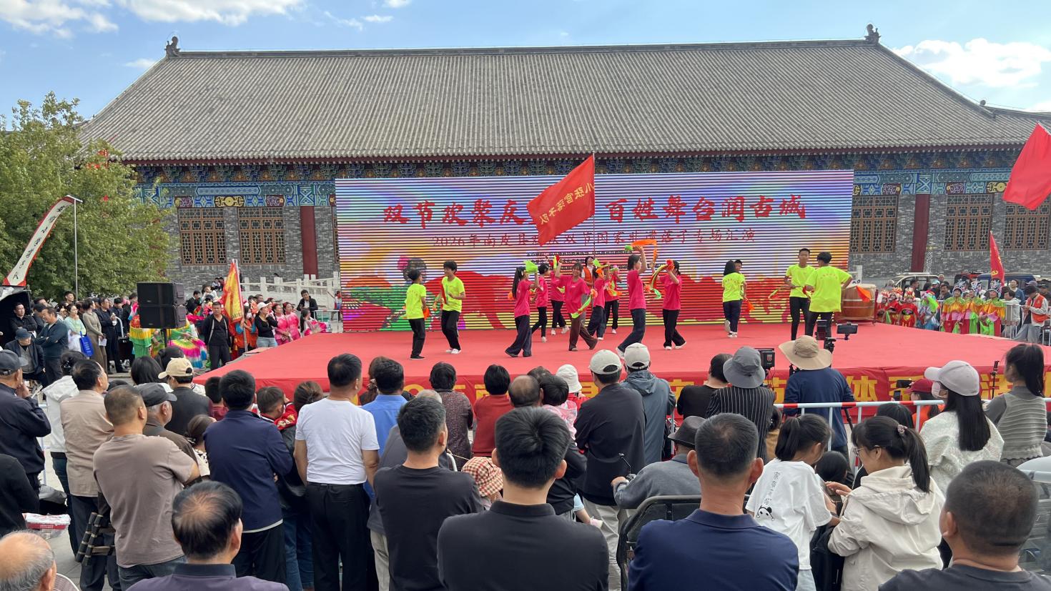 专场汇演吸引众多群众观看。赵华靖摄