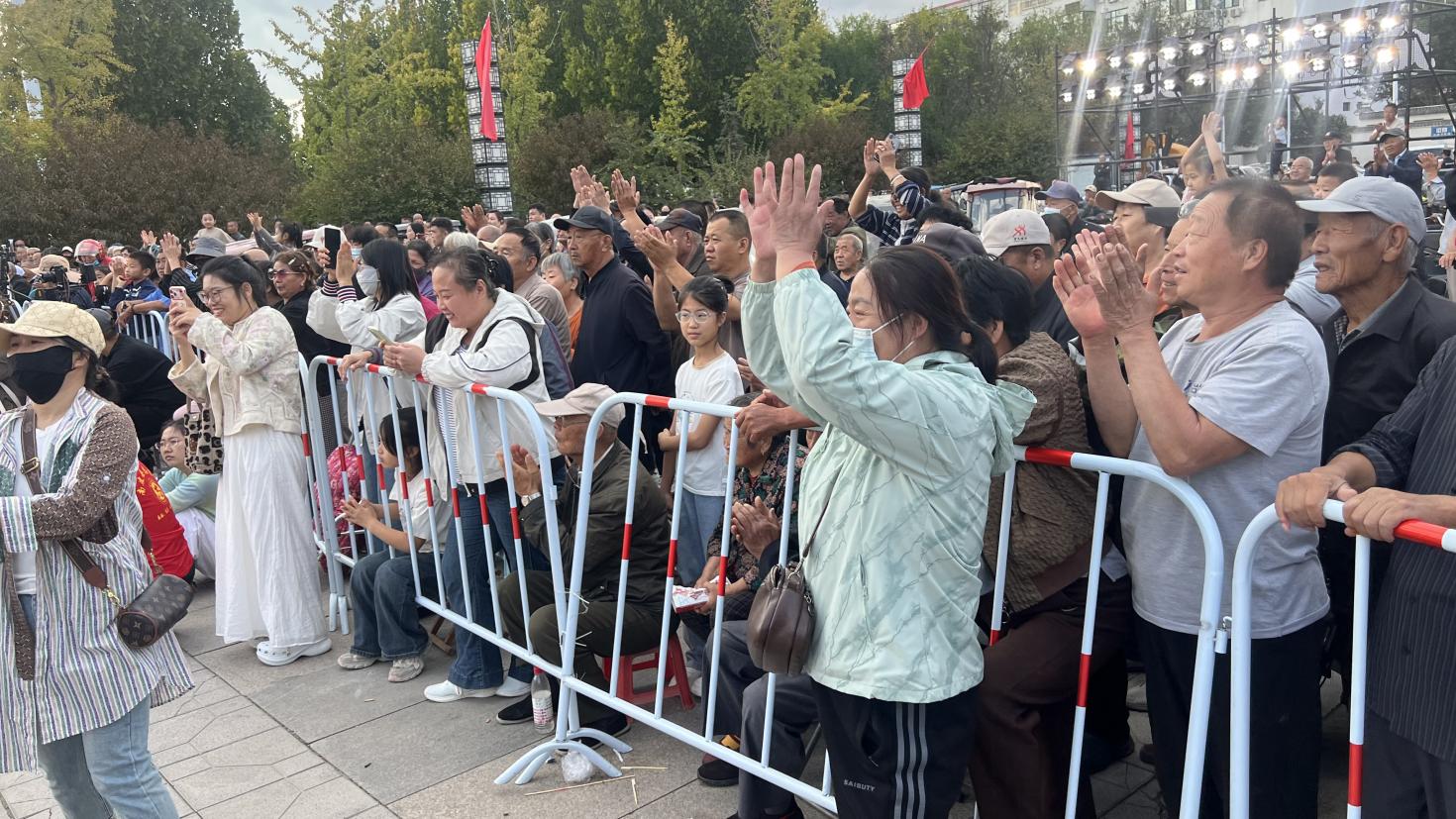 专场汇演现场，观众为精彩的表演鼓掌。赵华靖摄