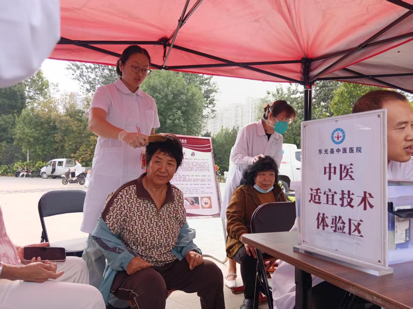 群众体验中医适宜技术。刘刚摄