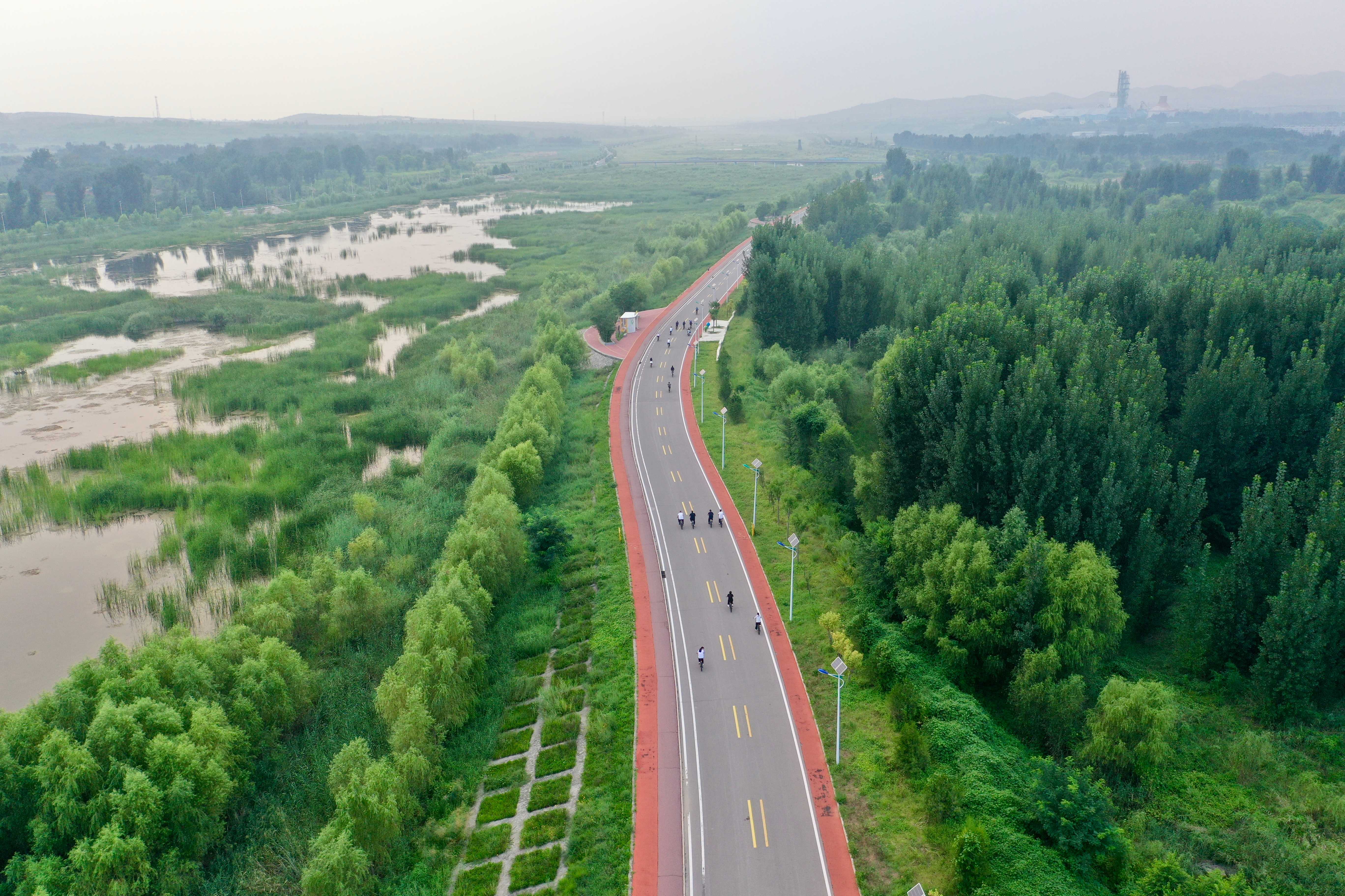 骑行爱好者在临城县泜河环河线路上骑行（航拍图）。王辉摄