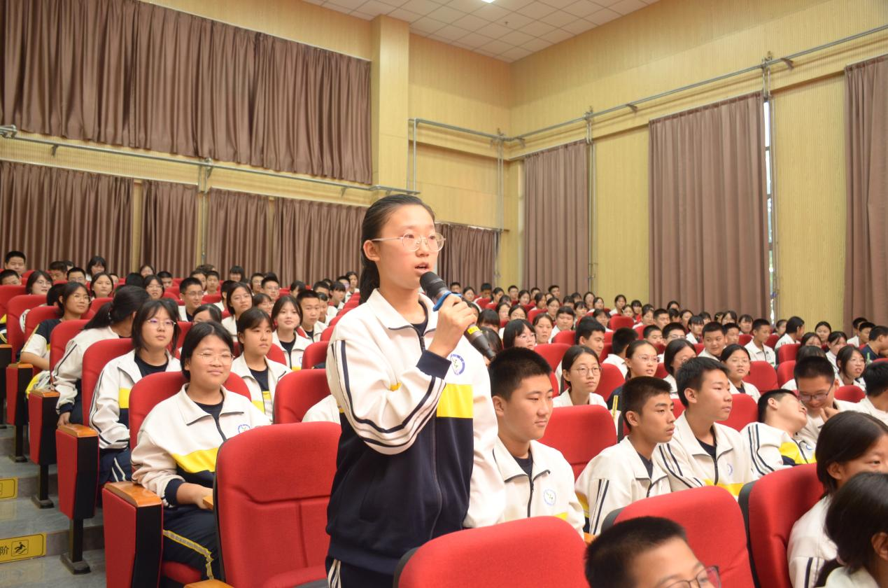 海兴县“播种希望·筑梦未来”励志讲座进校园系列活动现场，学生踊跃提问。杨可新摄