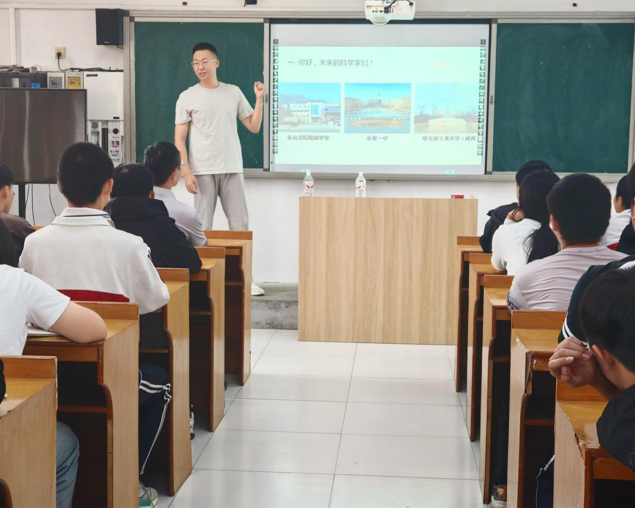 在高湾镇中学，挂职选调生结合自身求学和工作经历，与学生分享奋斗故事。杨可新摄