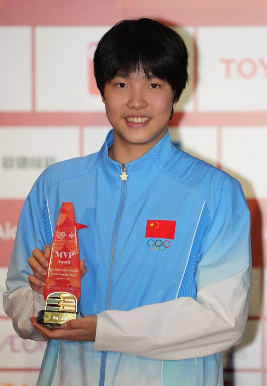10月4日，于子迪领取女子最有价值运动员奖杯。侯昭康摄