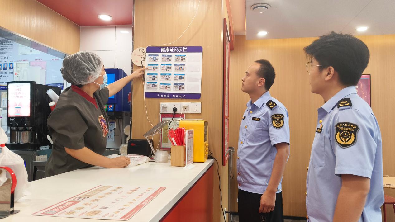 馆陶县市场监管局执法人员在查验从业人员健康证件。郝立翠摄