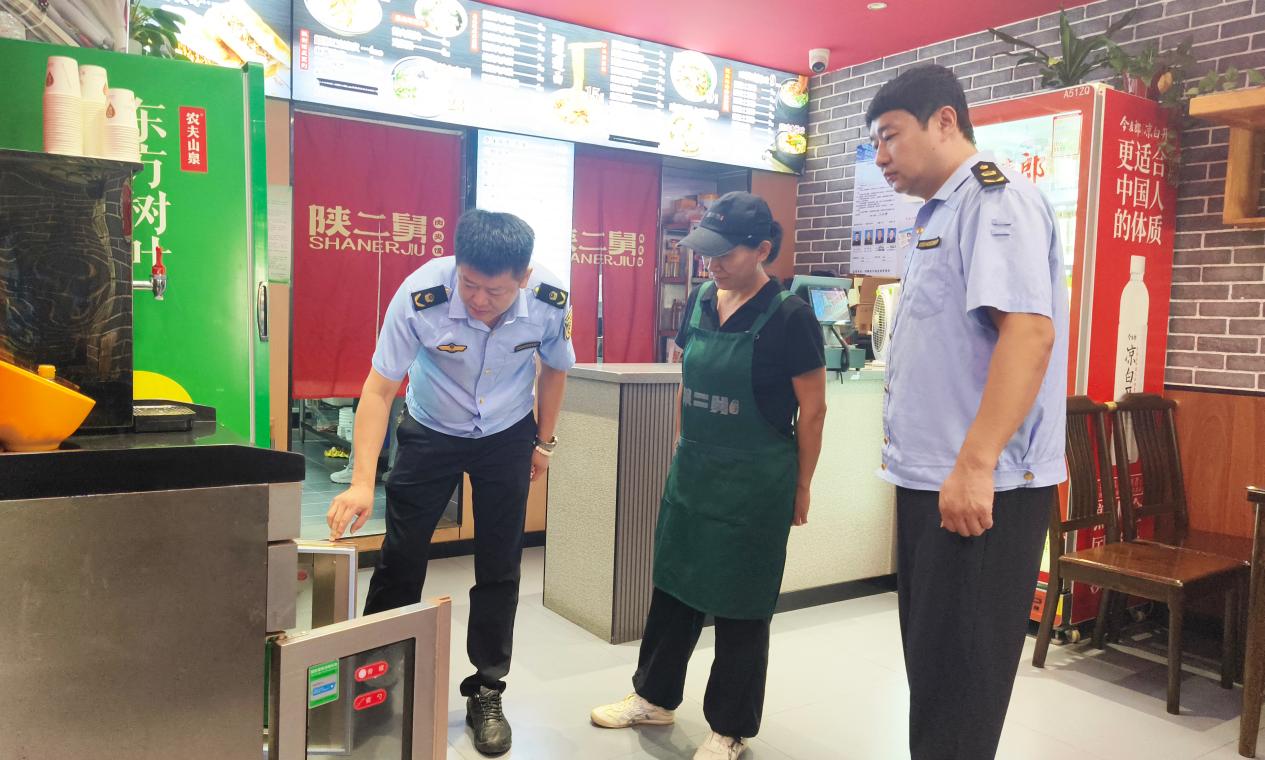 馆陶县市场监管局执法人员在开展走访帮扶、合规指导与隐患排查。郝立翠摄