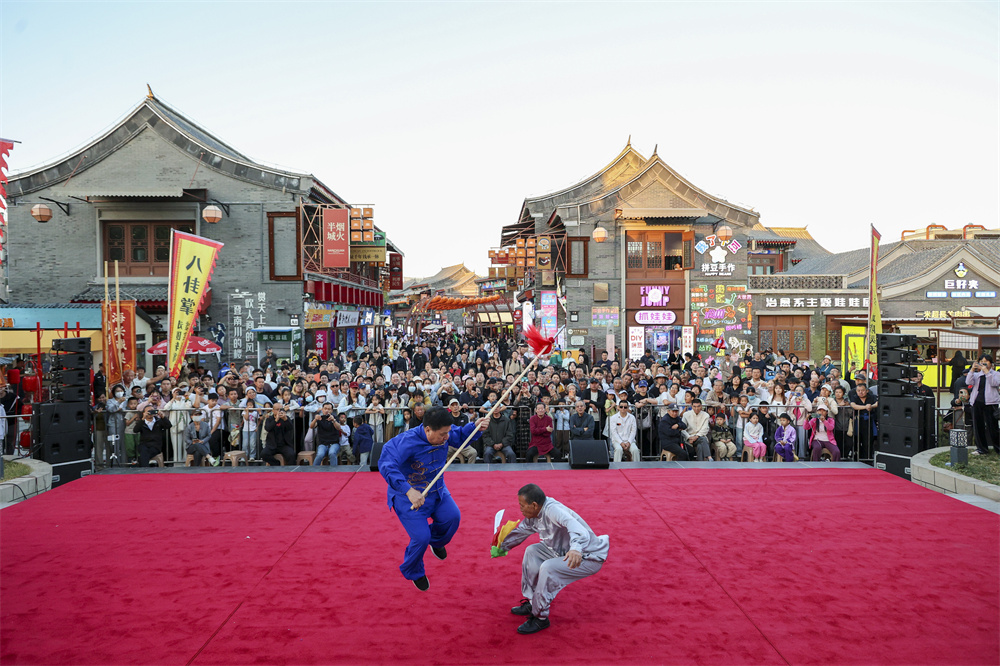 武术展演中名家登台献艺。王韬摄