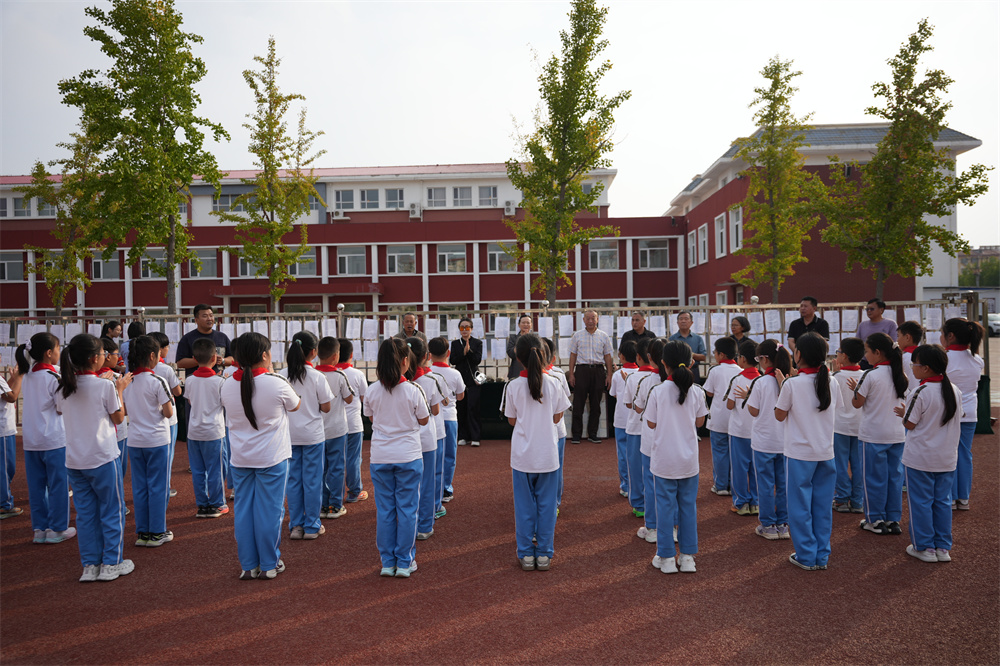 沧州市新华区在沧州市第二实验小学开展“缅怀英烈铸忠魂 国防教育润童心”国防主题展览。李虹熹摄