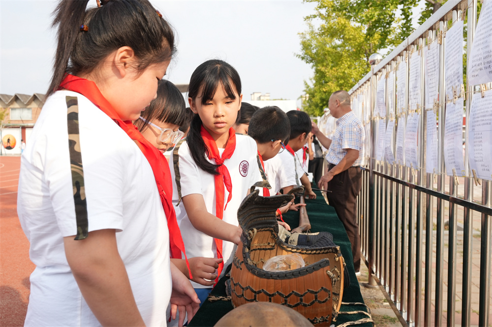 同学们观摩国防展品。李虹熹摄