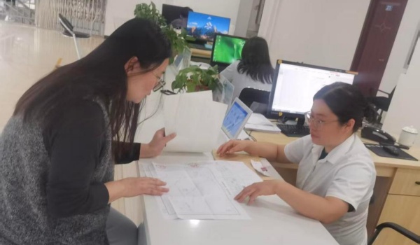 平山县数据和政务服务局工作人员在业务接待。刘海鹏摄