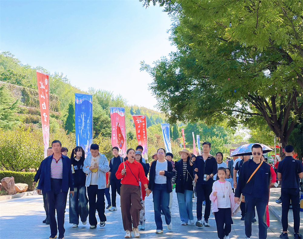国庆假期游客在崆山白云洞景区游玩。张瑞斌摄