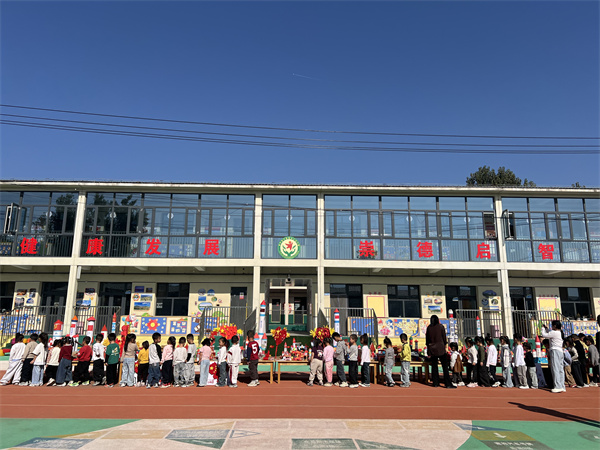 幼儿有序参观作品展。阜平县教体局供图