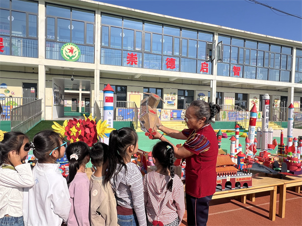 幼儿聆听教师讲解国防知识。阜平县教体局供图