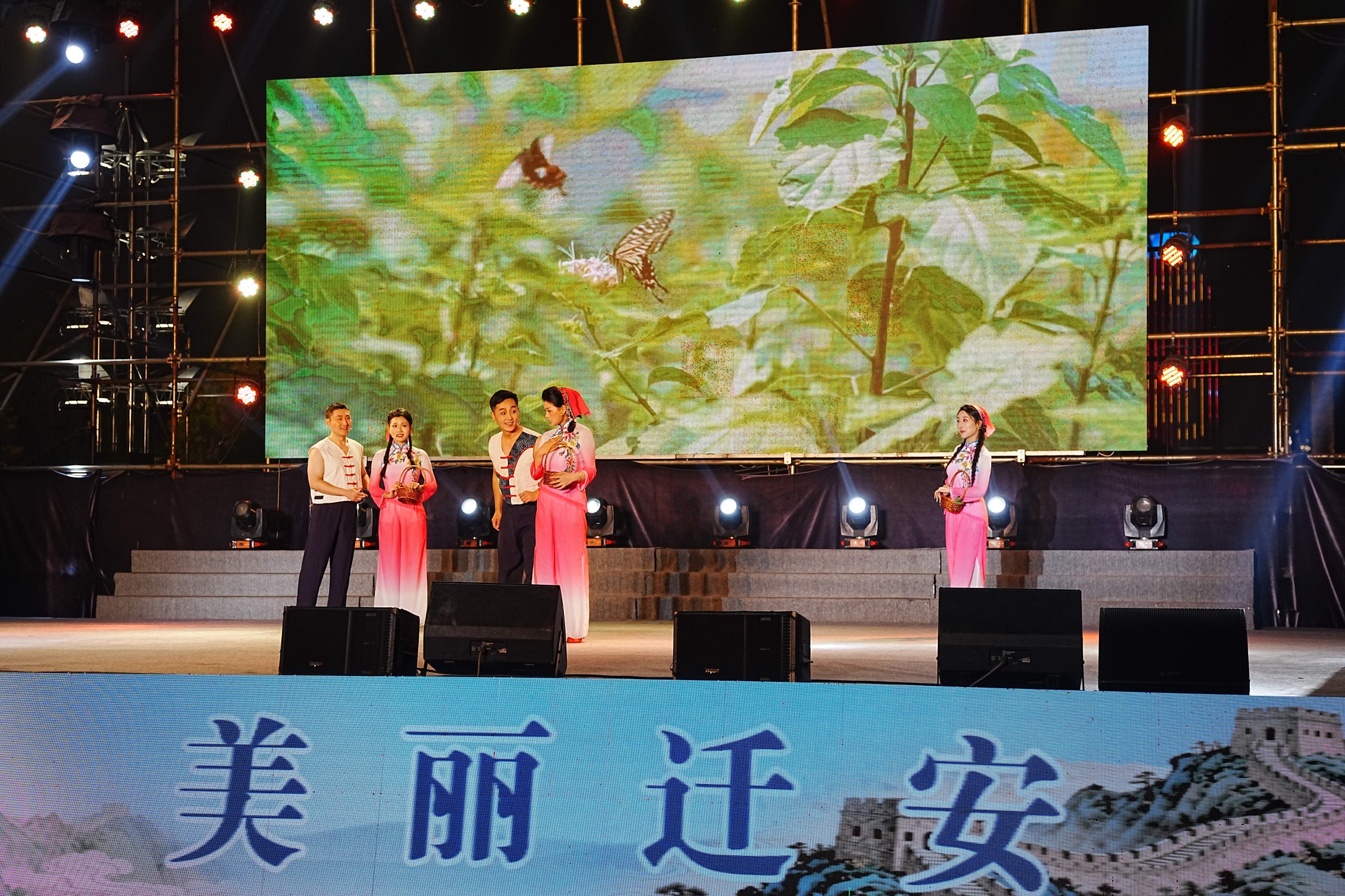 10月10日，河北邯郸民歌表演唱《摘花椒》在迁安市人民广场精彩上演。张泽慧摄