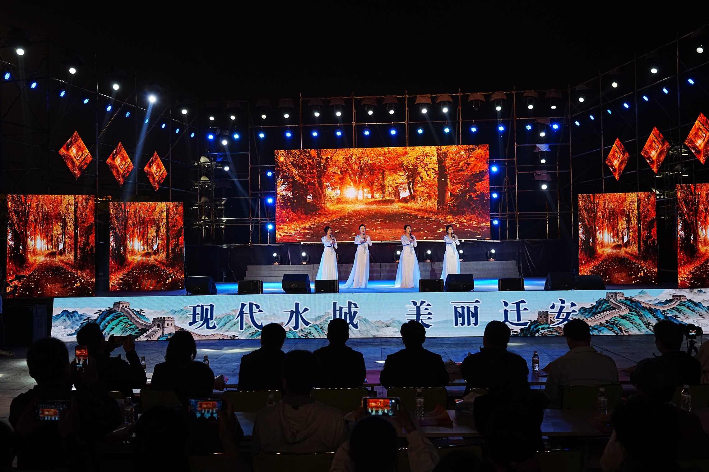 10月10日，由北京市文化馆表演者带来的民歌《莉墨春秋》在迁安市人民广场精彩上演。张泽慧摄