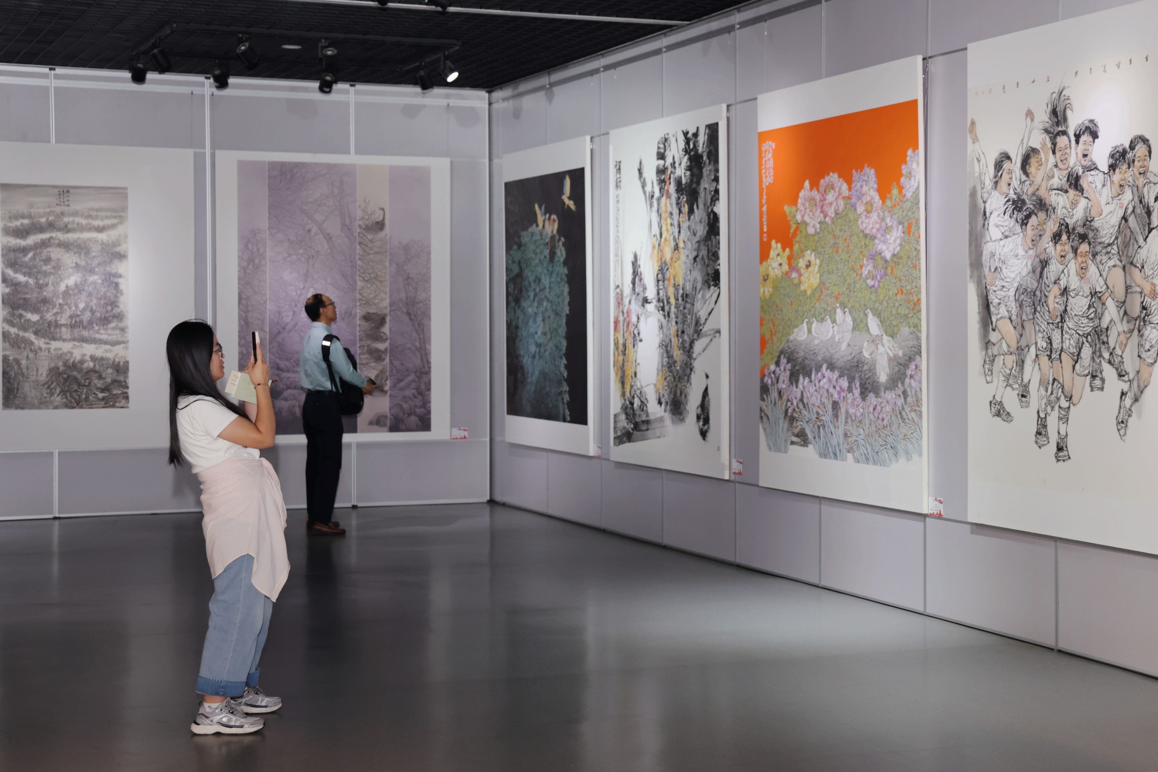 “河海相济·文脉沧州”画展吸引游客观展。杨洋摄