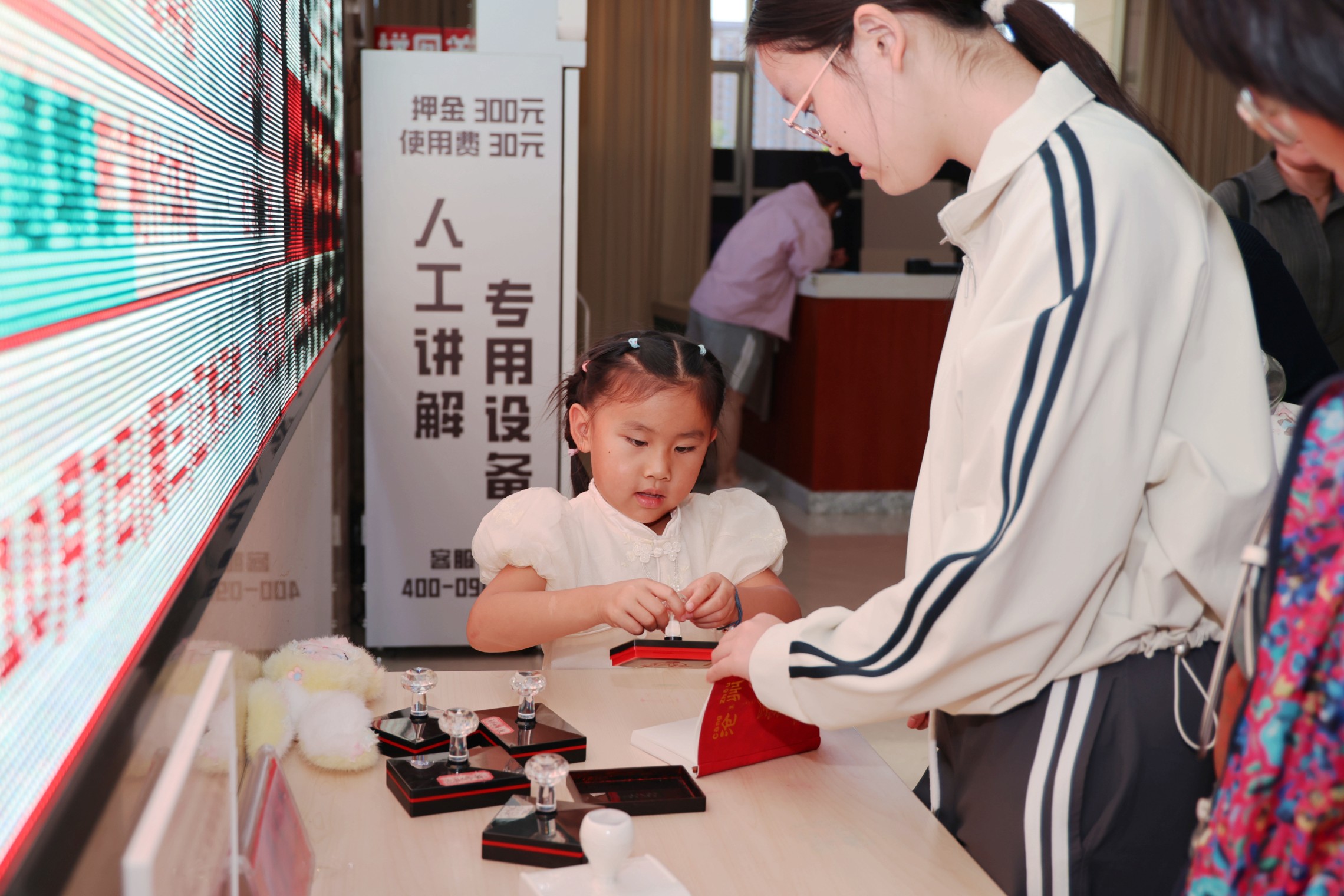 游客在沧州市博物馆打卡。杨洋摄
