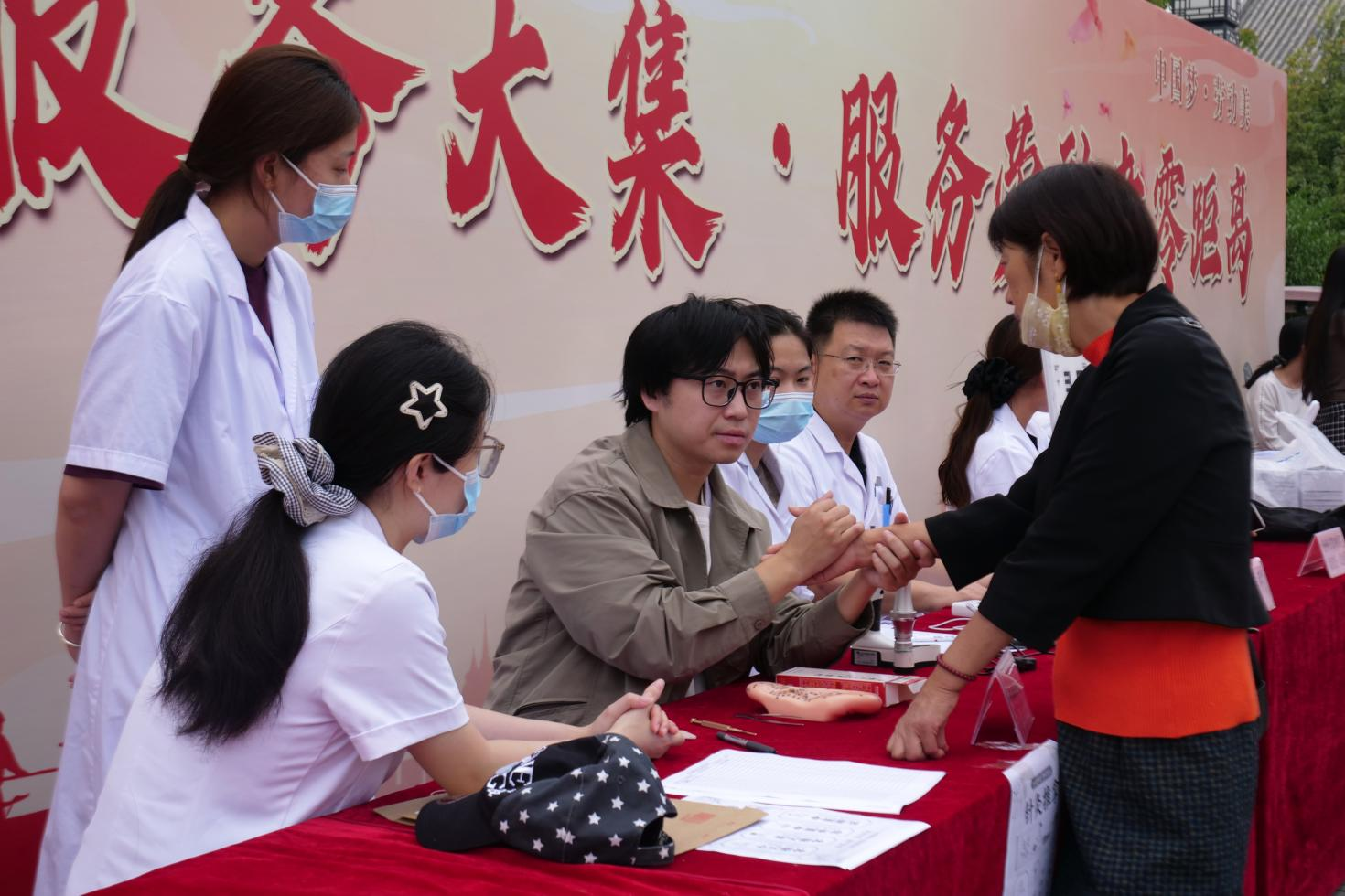 南皮县开展职工便民服务活动。赵华靖摄