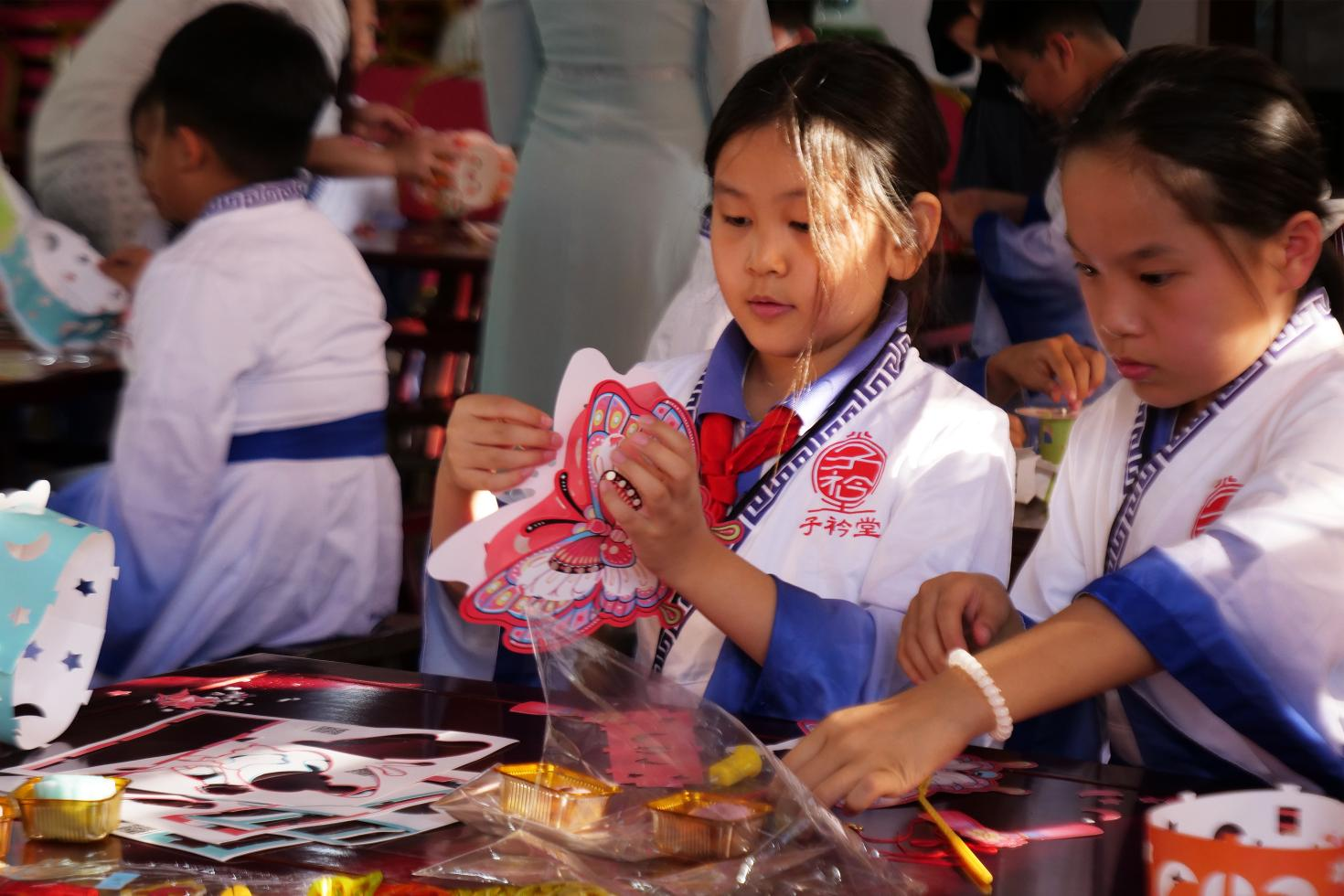 南皮县国学基地的小学员制作节日灯笼。靳东凯摄