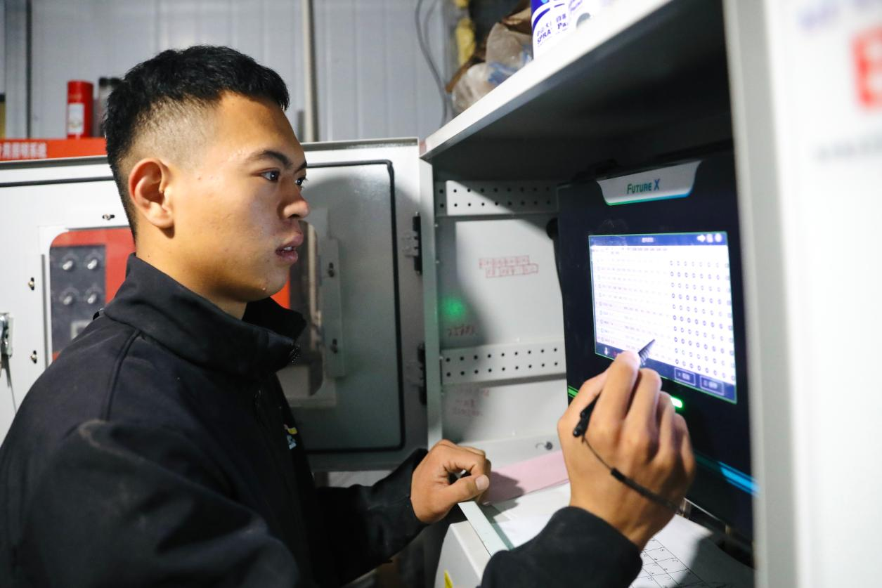 工作人员在中控室操作控制系统。刘巨雷摄