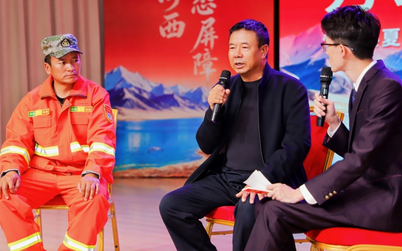 在青海海西，同上一堂“瀚海植绿”的思政课