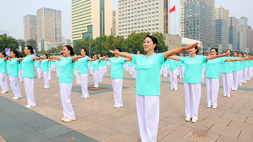 10月16日，2026年河北省“九九重阳”全民健身主题活动启动仪式暨石家庄首届银龄体育文化嘉年华在石家庄市文化广场举行。千余名银龄健身爱好者齐聚一堂，通过丰富多彩的健身展演，共迎重阳佳节、共享运动快乐。本报记者 耿 辉摄