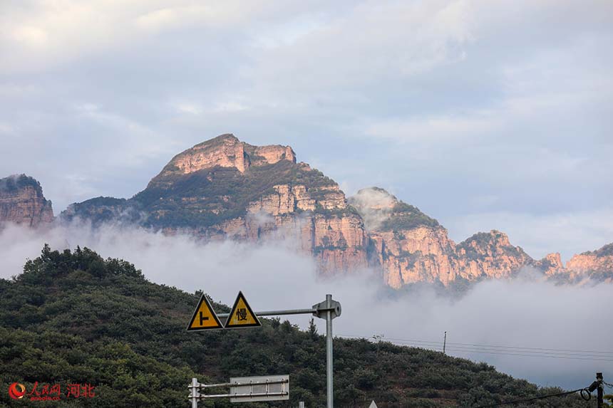 秋雨洗尘，夕照染山。邢台西太行山在雨歇之后迎来落日盛景，暖光覆于群峰，金碧相映，轻雾萦回山谷，让硬朗的太行多了几分温润朦胧。人民网 席彪摄
