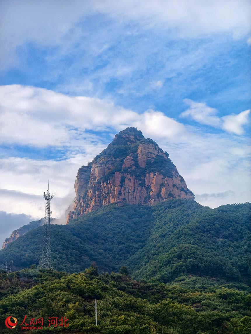 雨后放晴，落日余晖倾泻邢台西太行山。人民网 席彪摄