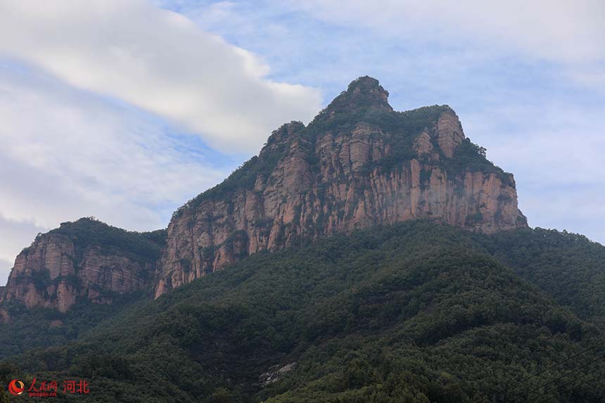 群峰背阴沉静，壮丽肃穆。人民网 席彪摄