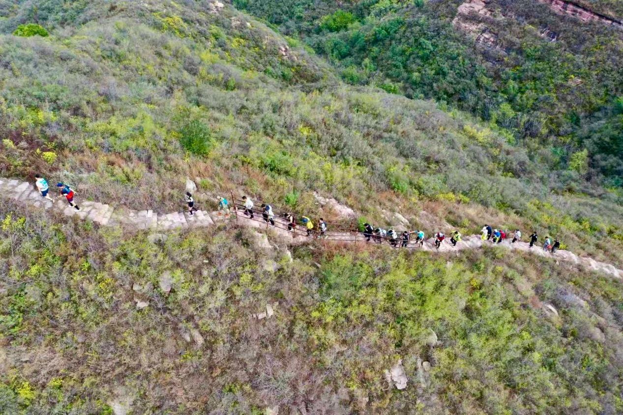 徒步爱好者在天台山景区参加2026徒步中国·大众徒步挑战赛(航拍图)。刘波摄