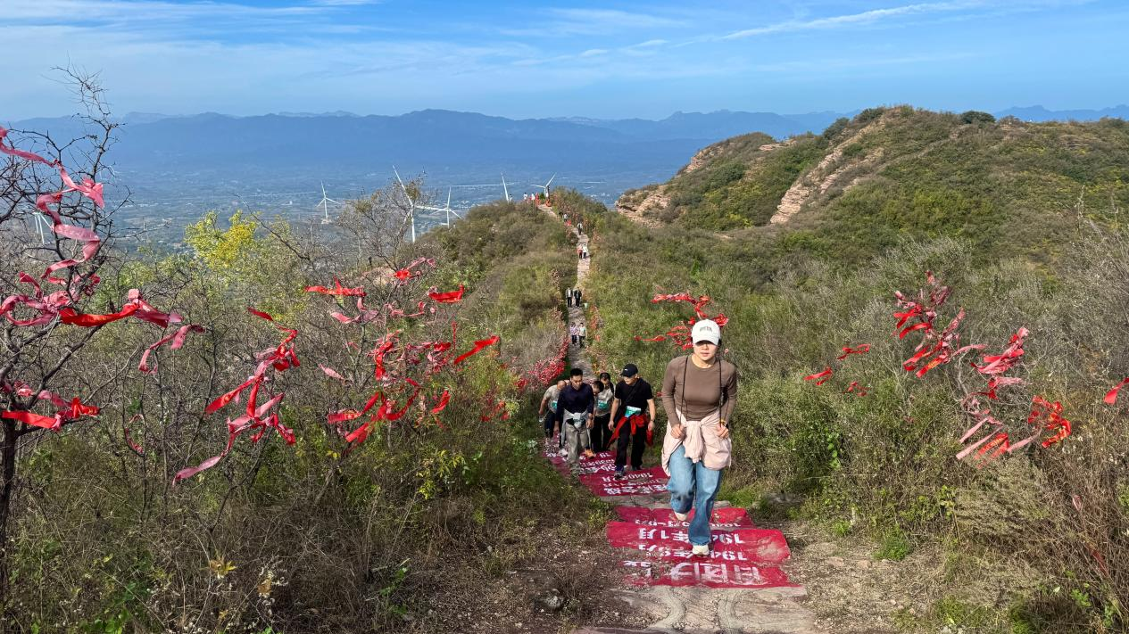 徒步爱好者在天台山景区参加2026徒步中国·大众徒步挑战赛。杨梦摄